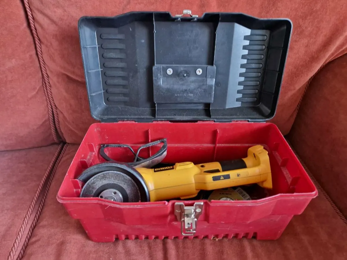 Dewalt 18v angle grinder - Image 3