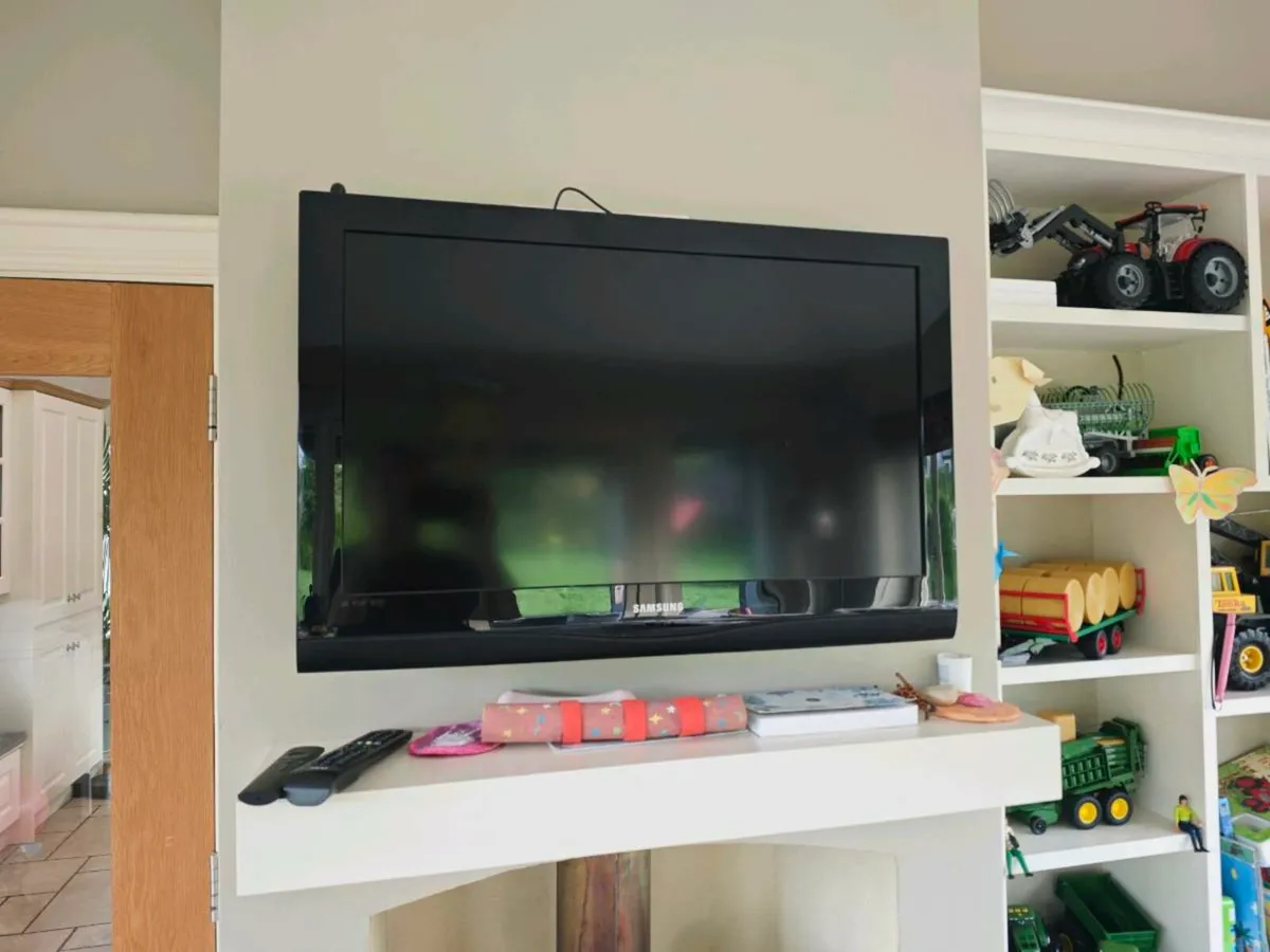 Samsung 32" TV - Image 1