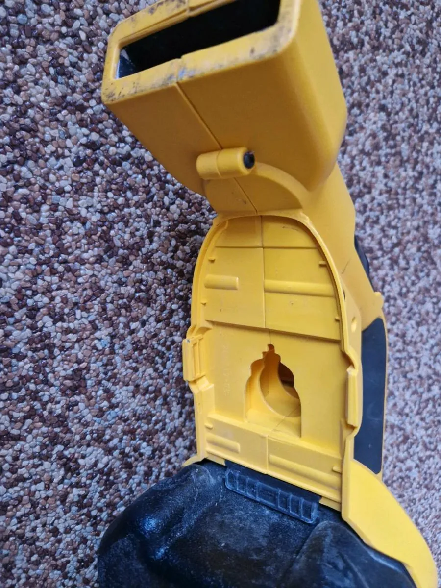 Dewalt vacuum cleaner - Image 2