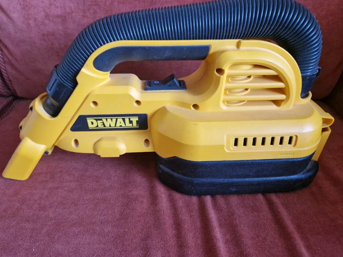 Dewalt vacuum cleaner - Image 1