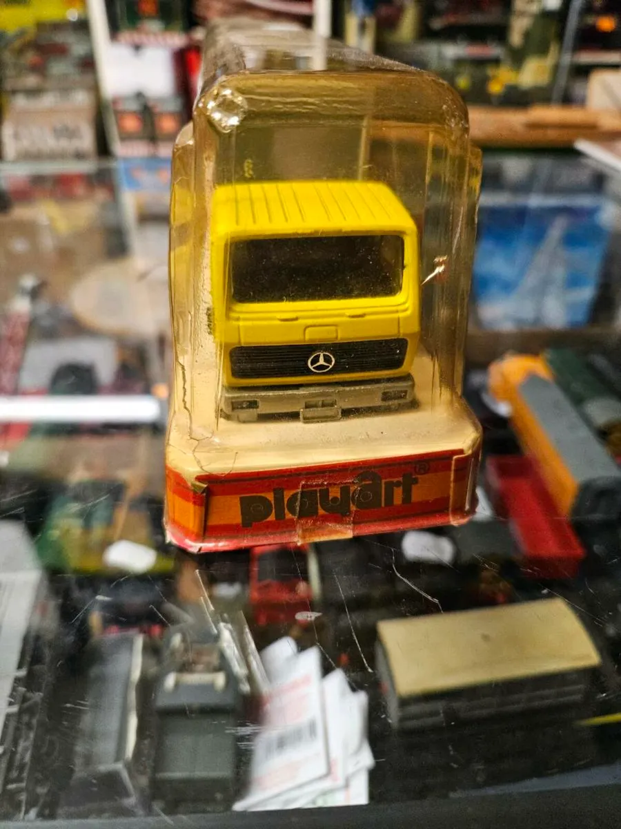 Corgi playart Mercedes Tractor Unit and Trailer - Image 3