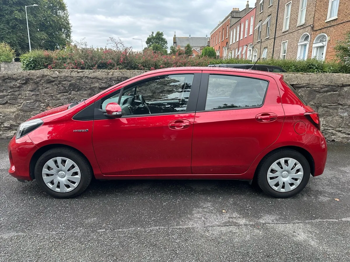 Toyota Yaris hybrid - Image 2