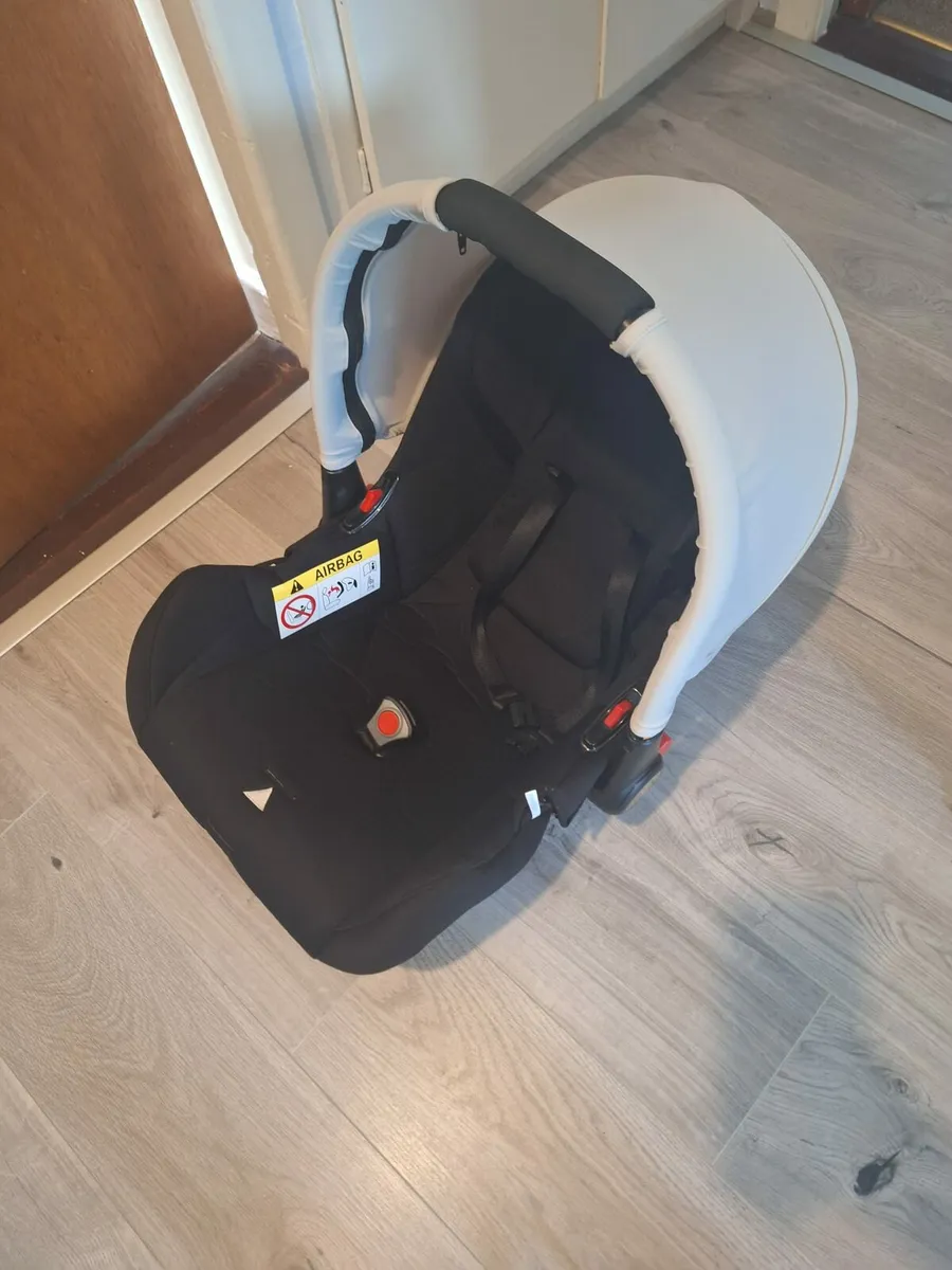 Ickle Bubba buggy and car seat - Image 2