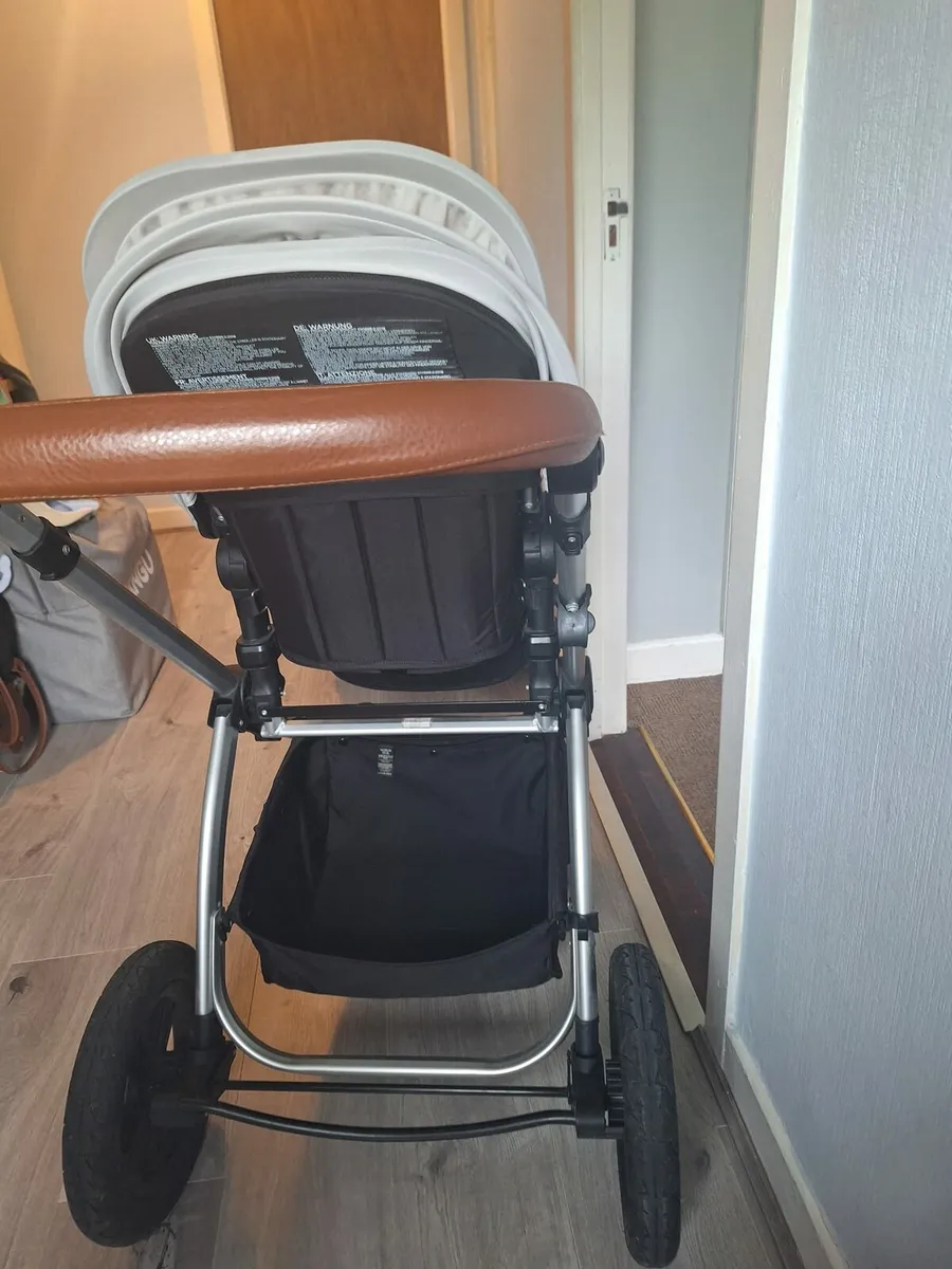 Ickle Bubba buggy and car seat - Image 3