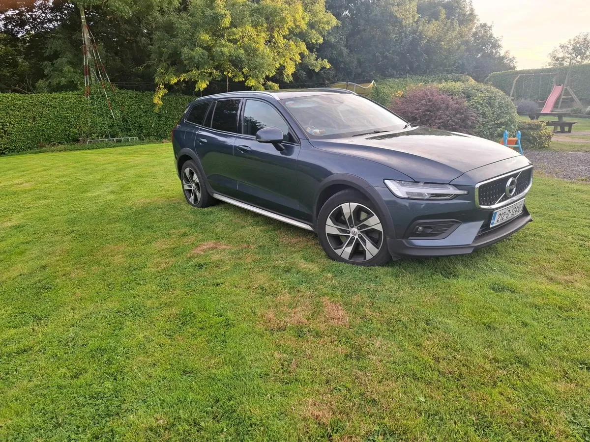 Volvo V60 2021 cross country auto - Image 2