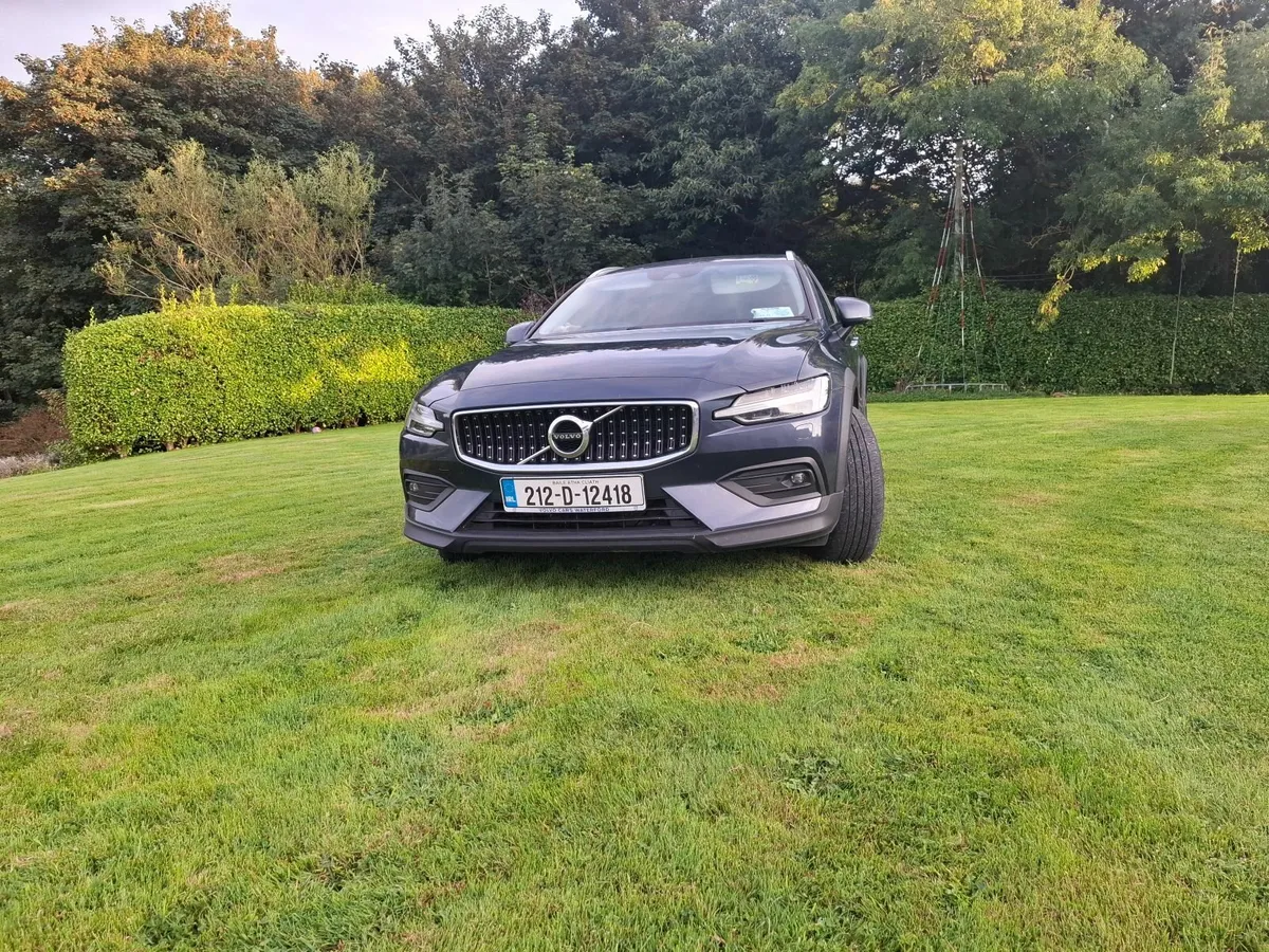 Volvo V60 2021 cross country auto - Image 3