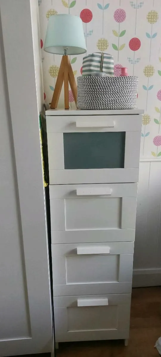 Chest of drawers