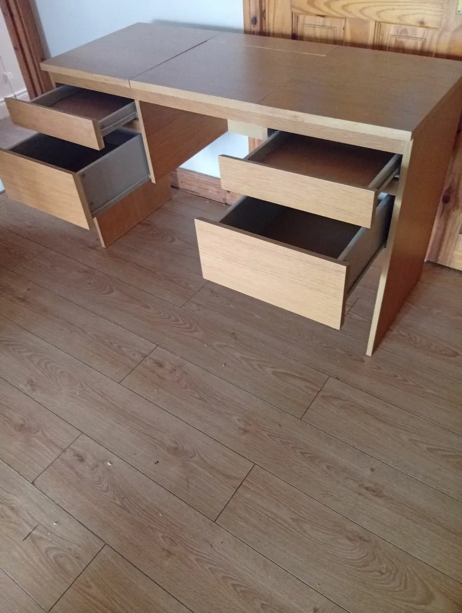 Universal Quality desk dressing table - Image 2