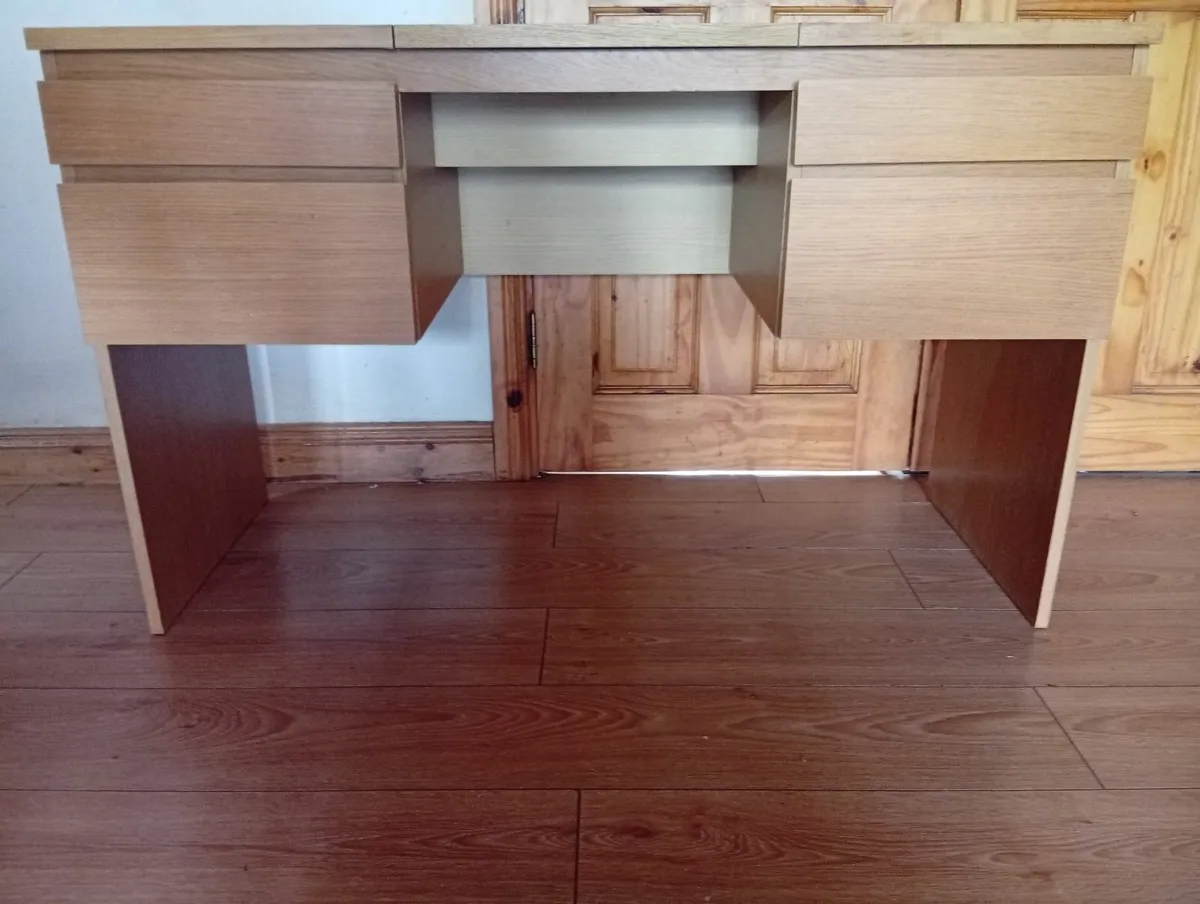 Universal Quality desk dressing table - Image 1
