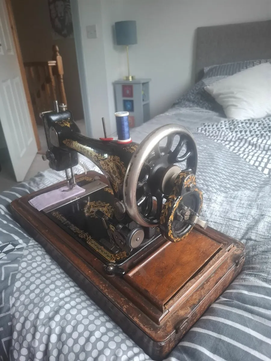 Old singer sewing machine an clock - Image 2