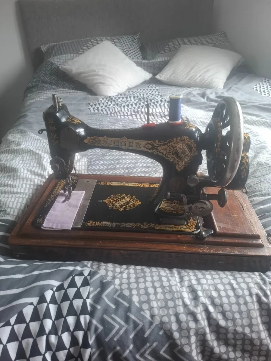 Old singer sewing machine an clock - Image 3
