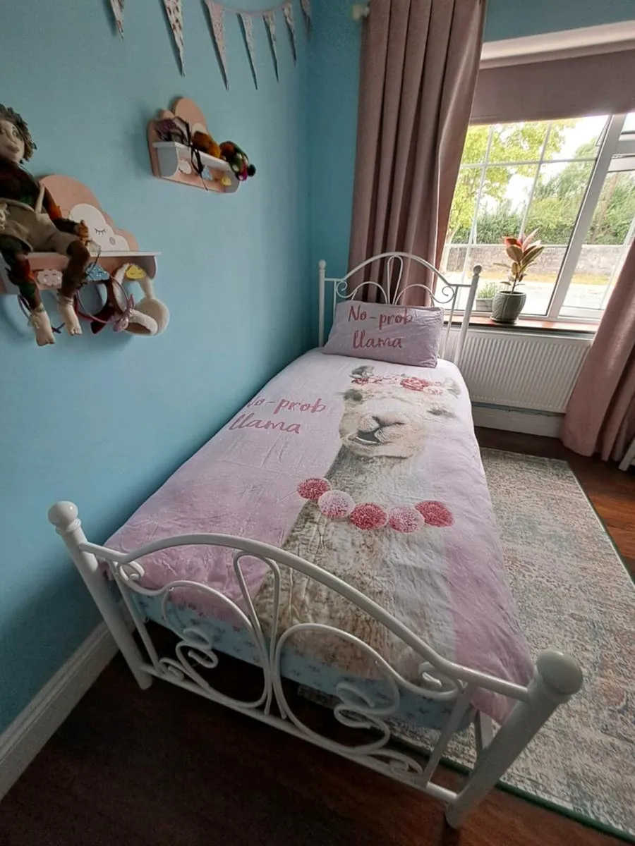 Single White Antique style metal bed - Image 1