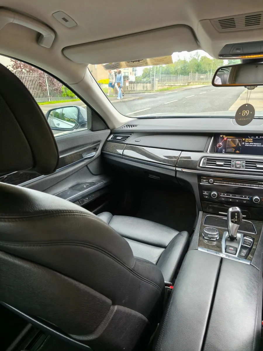 BMW 7-Series 2015 - Image 2