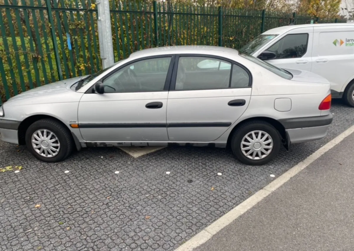 Toyota Avensis 1998 - Image 1