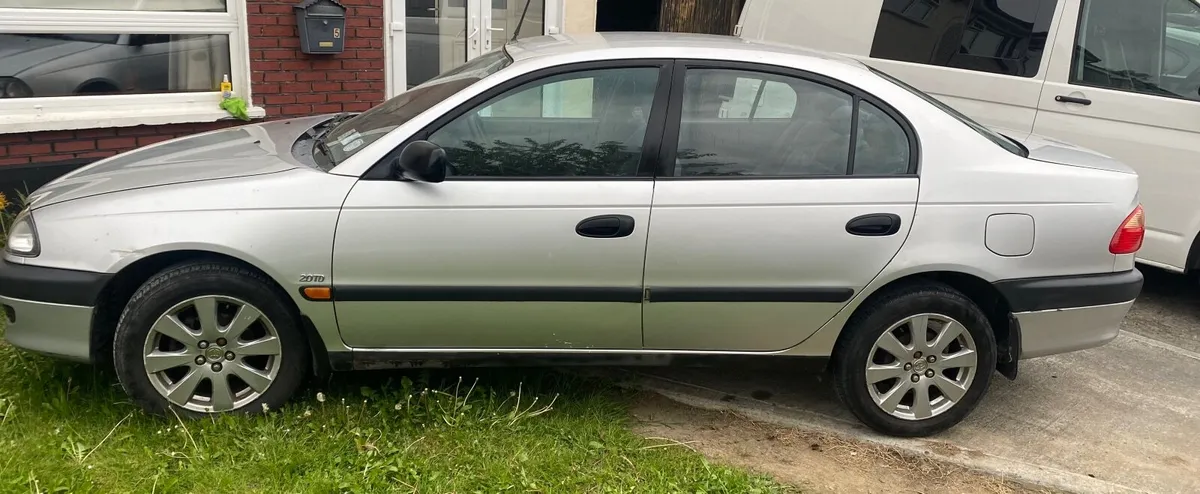 Toyota Avensis 1998 - Image 2
