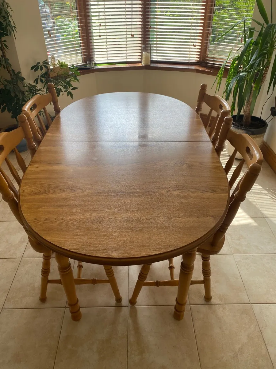 Table and chairs - Image 2