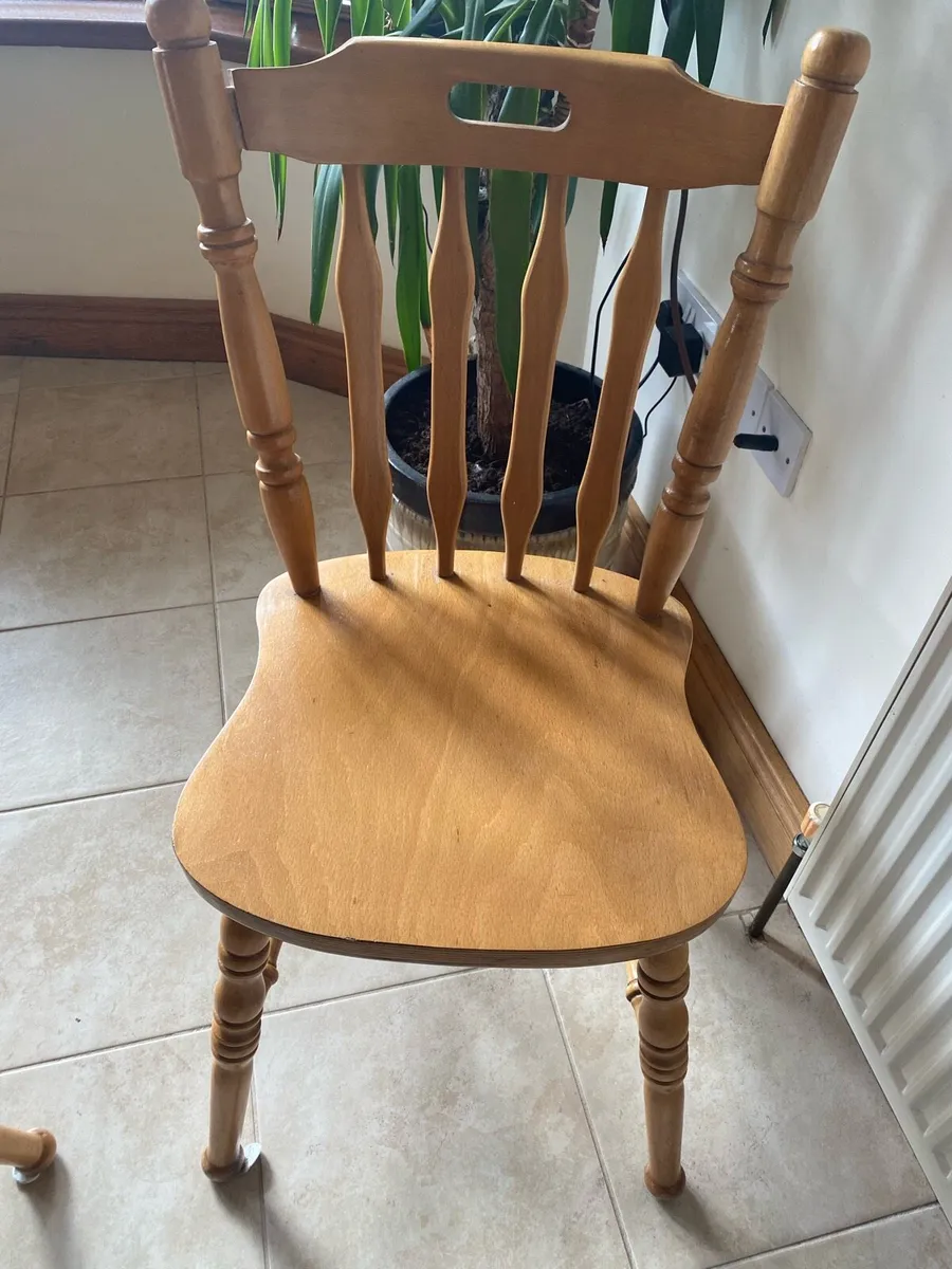 Table and chairs - Image 3