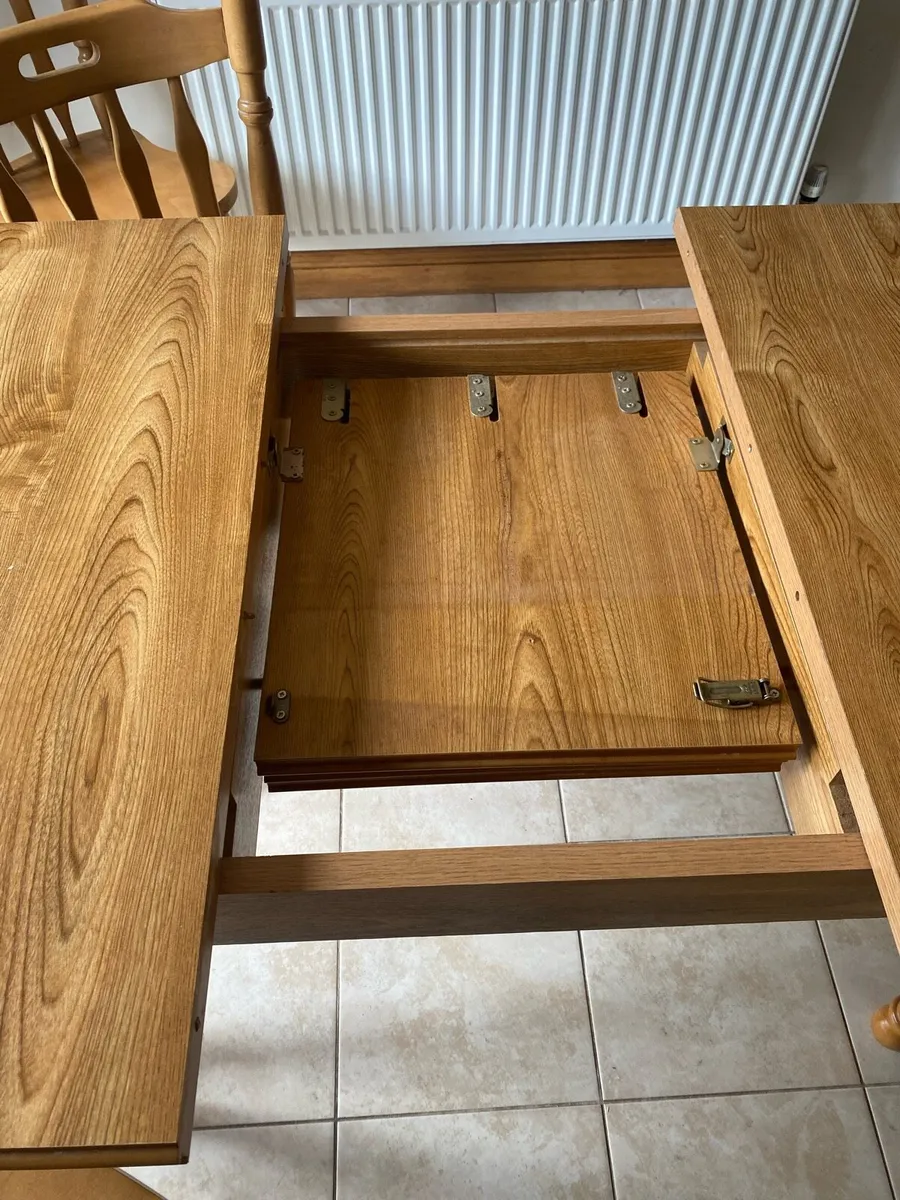 Table and chairs - Image 4