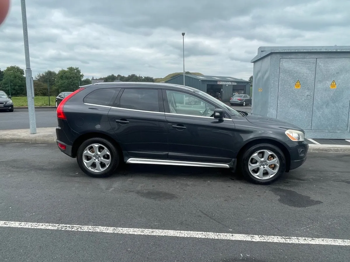 Volvo XC60 2010 automatic - Image 2
