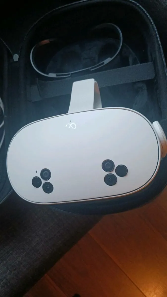 Meta Quest 3S 128GB headset & controller - Image 1