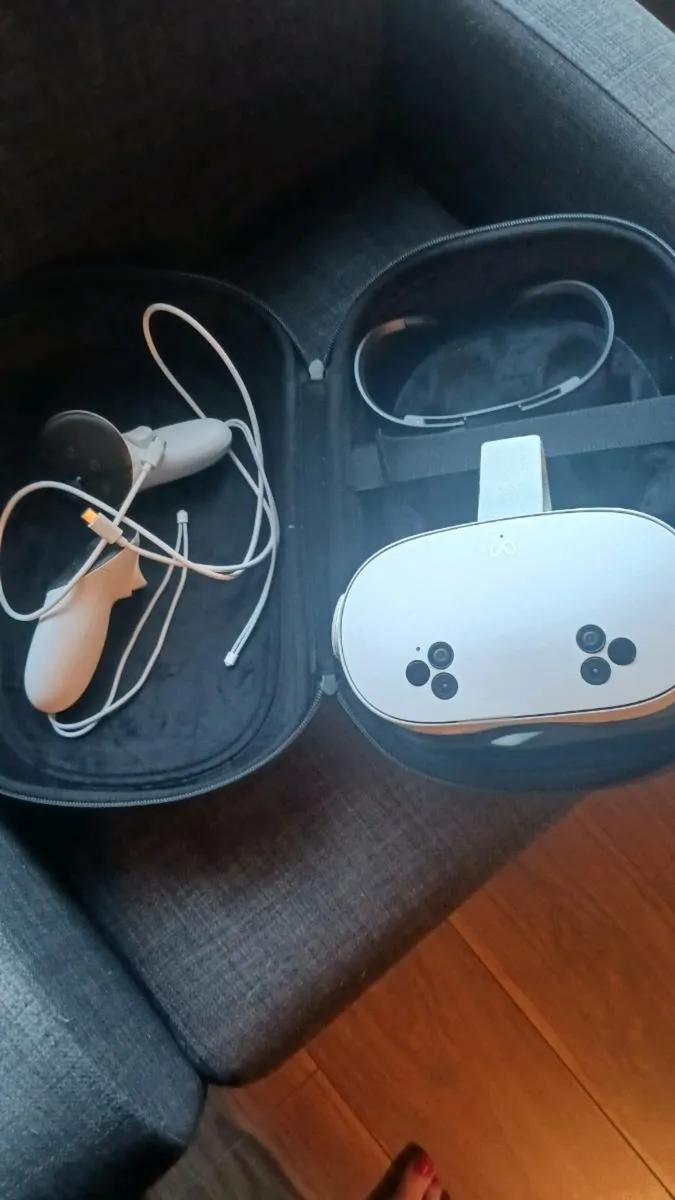 Meta Quest 3S 128GB headset & controller - Image 3