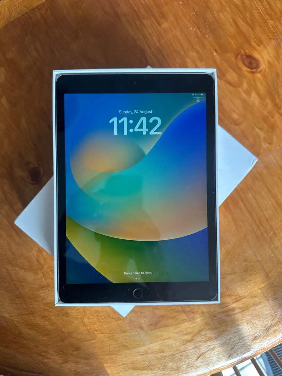 iPad 8th Boxed 32gb - Image 1