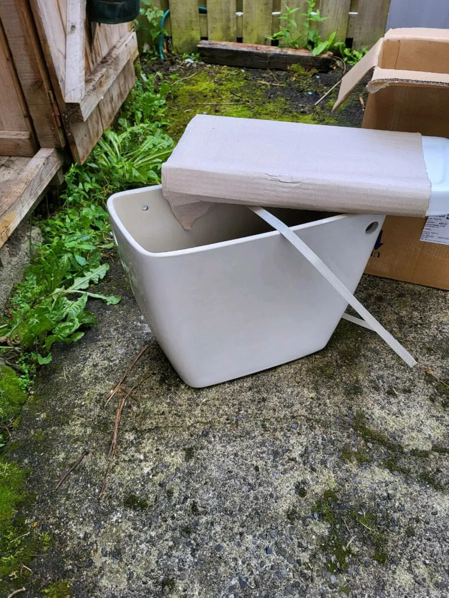 Toilet cistern - Image 1