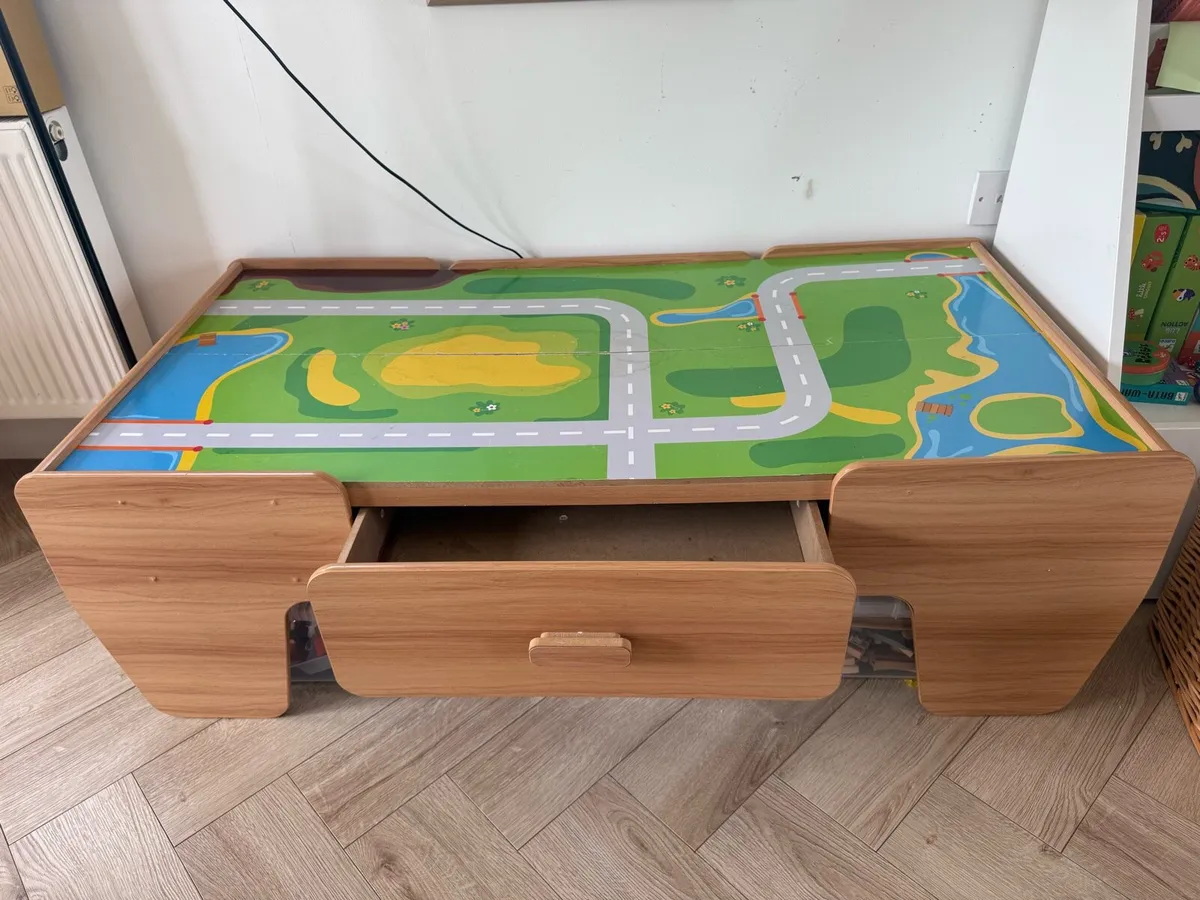 Wooden train table - Image 2