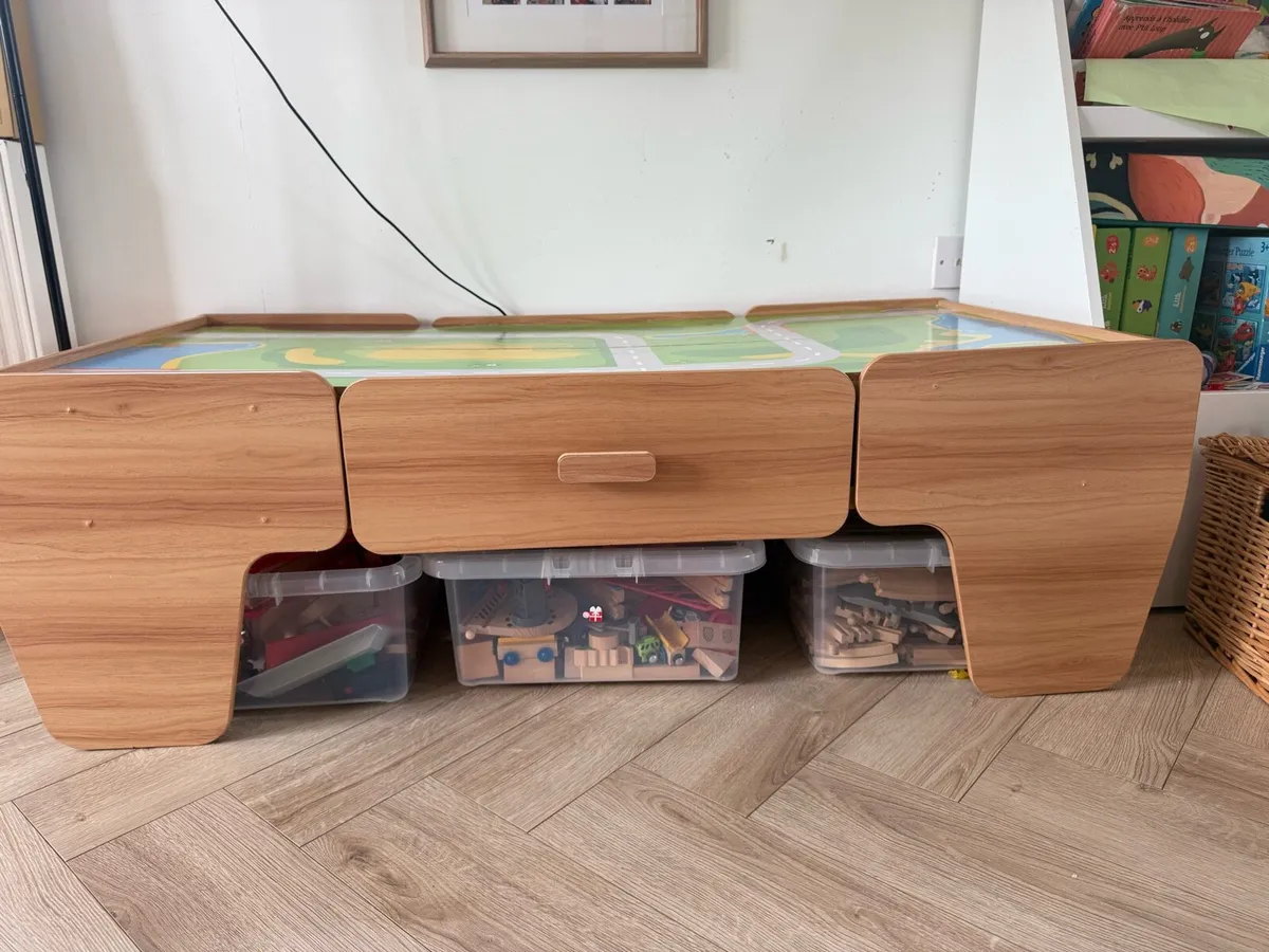 Wooden train table - Image 3