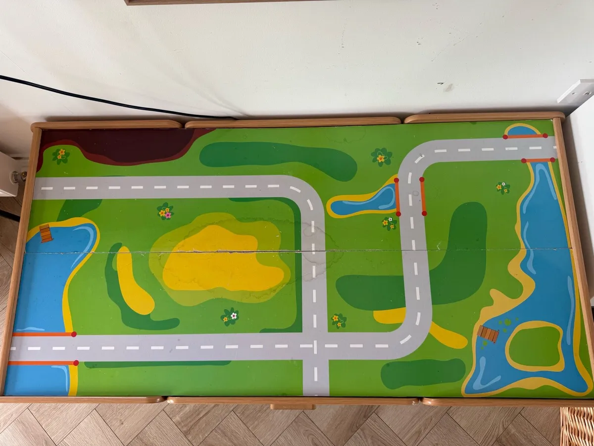 Wooden train table - Image 4