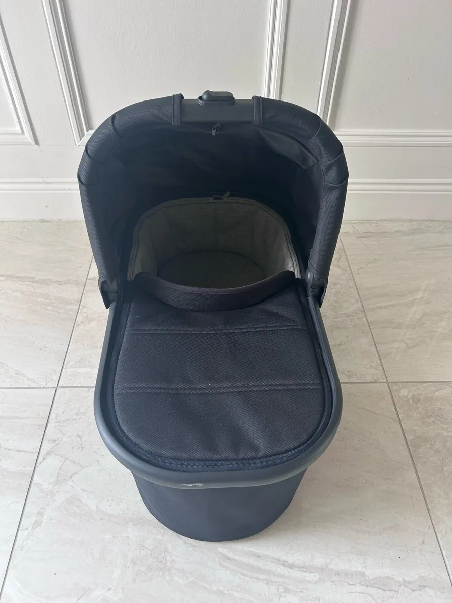 Uppababy carrycot-Black - Image 2