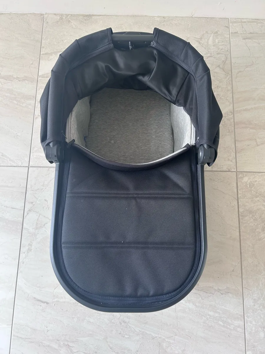 Uppababy carrycot-Black - Image 3