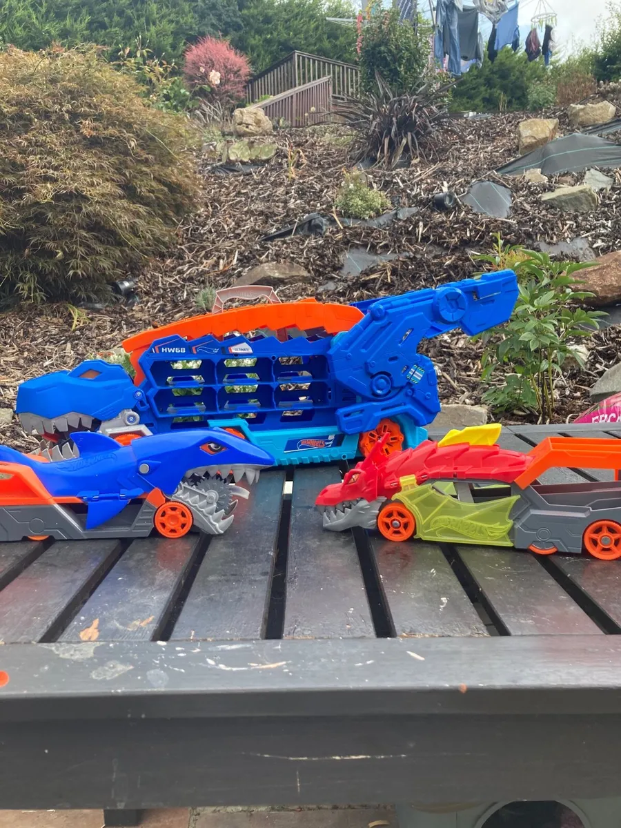 Hot Wheels city ultimate T rex transporter - Image 1