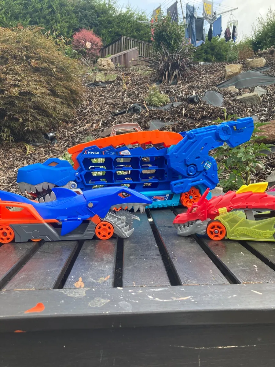 Hot Wheels city ultimate T rex transporter - Image 2