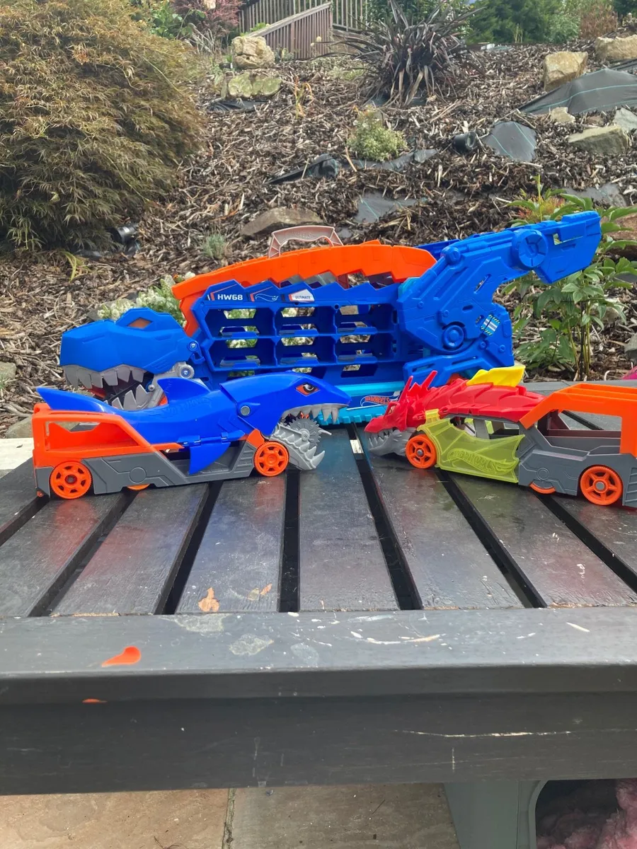 Hot Wheels city ultimate T rex transporter - Image 3