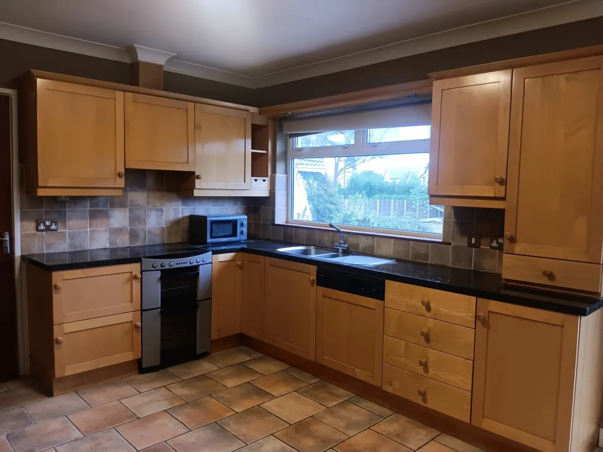 Kitchen and cooker - Image 1