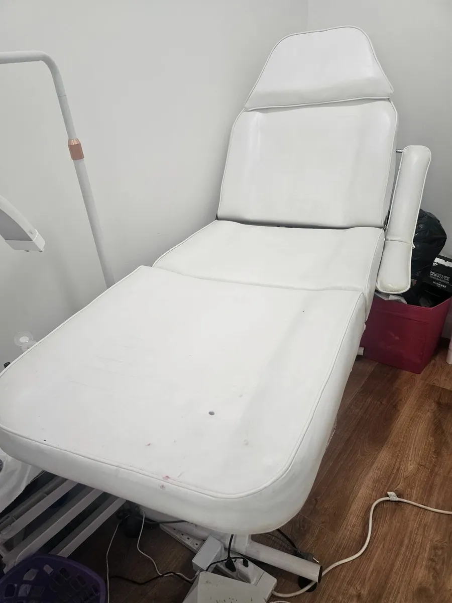 Beauty salon bed with lamp - Image 1