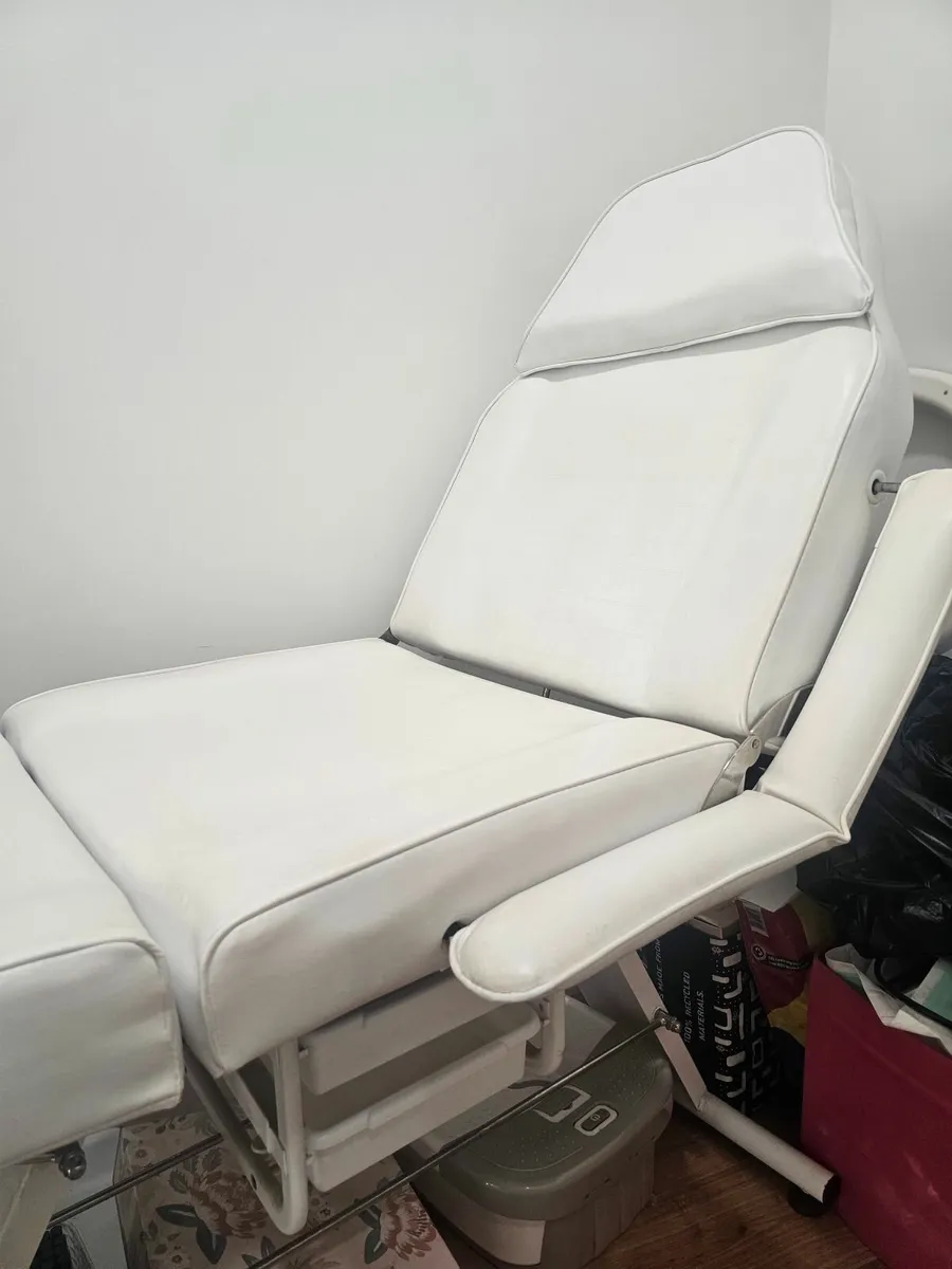 Beauty salon bed with lamp - Image 2