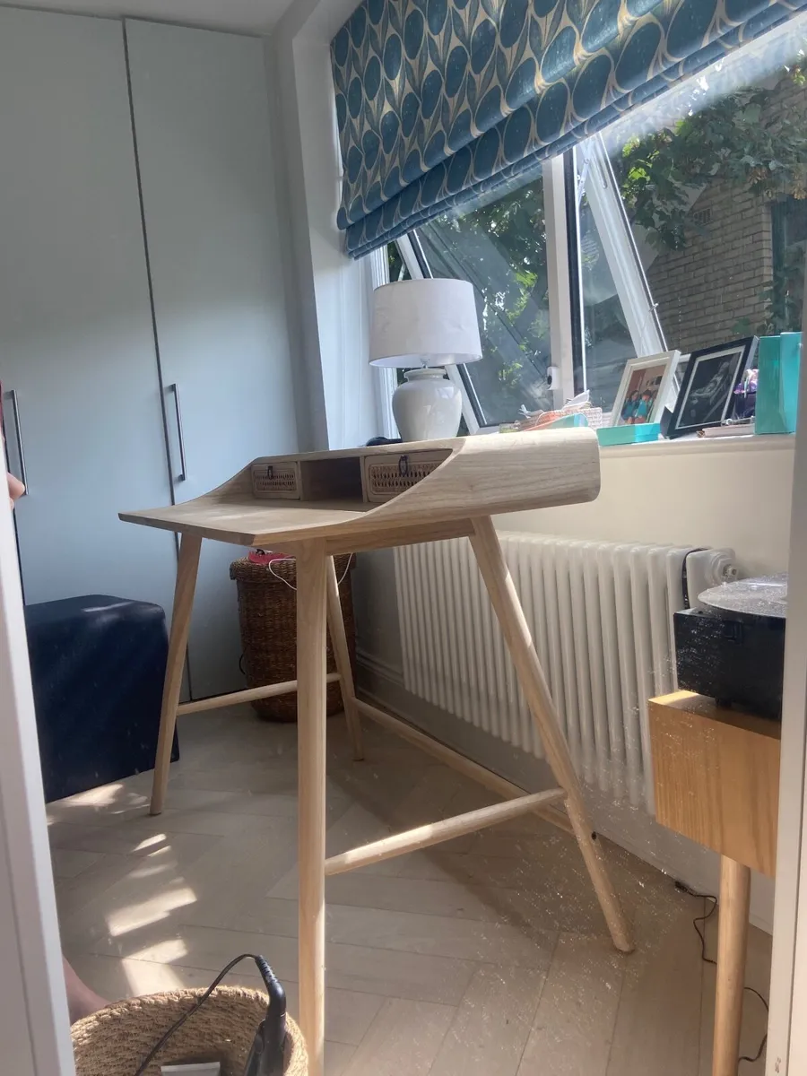 gorgeous, high quality desk from slum - Image 1