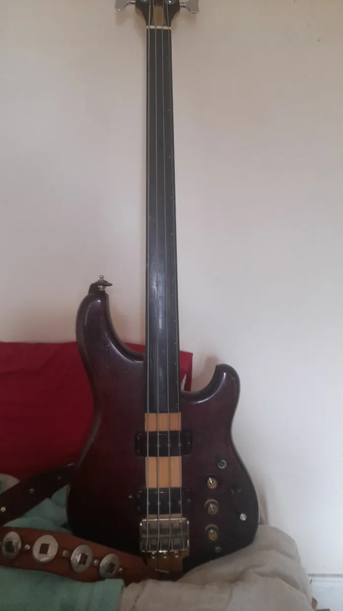 Ibanaze fretless musician  bass - Image 1