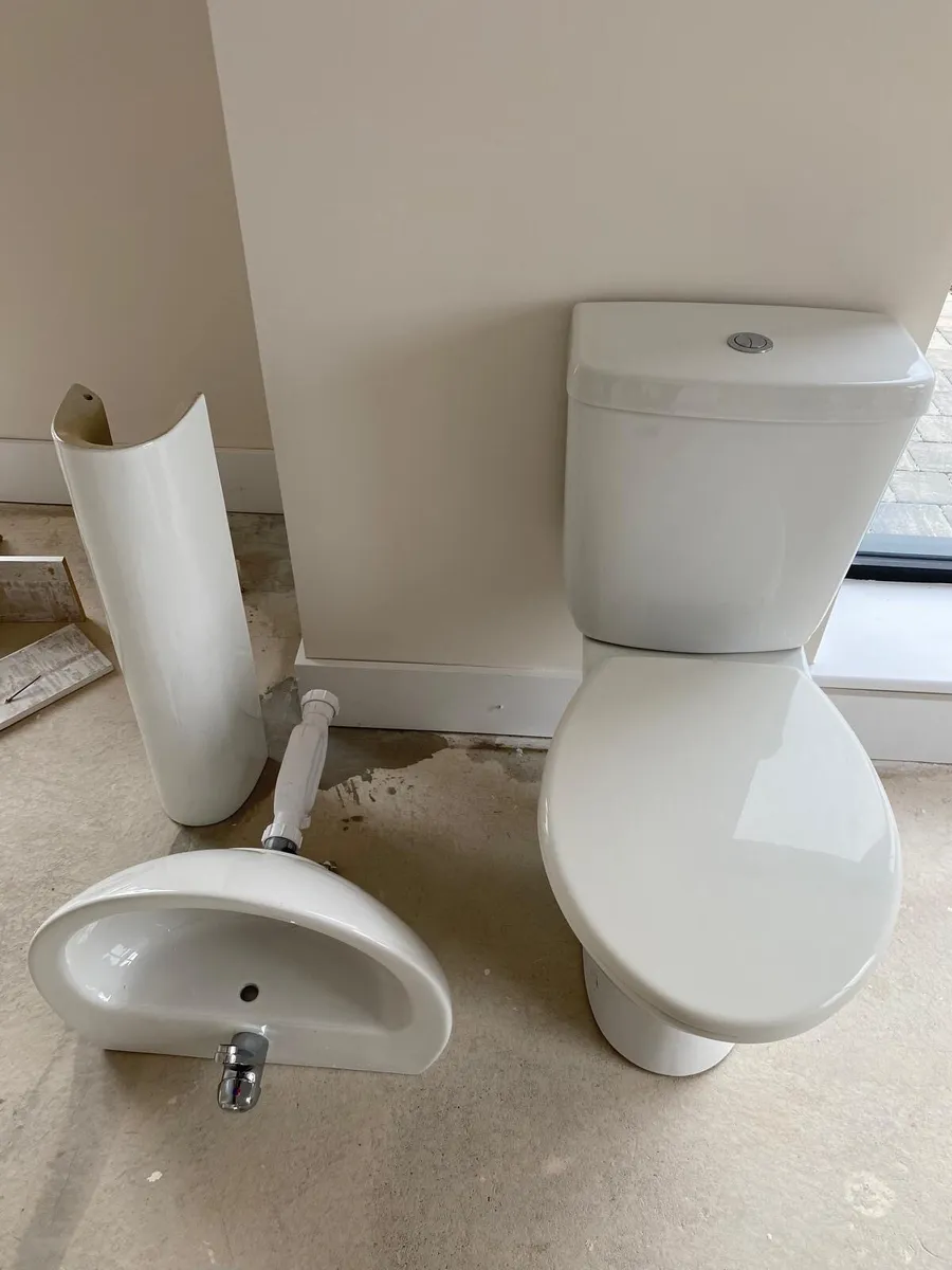 Sinks and toilets - Image 1