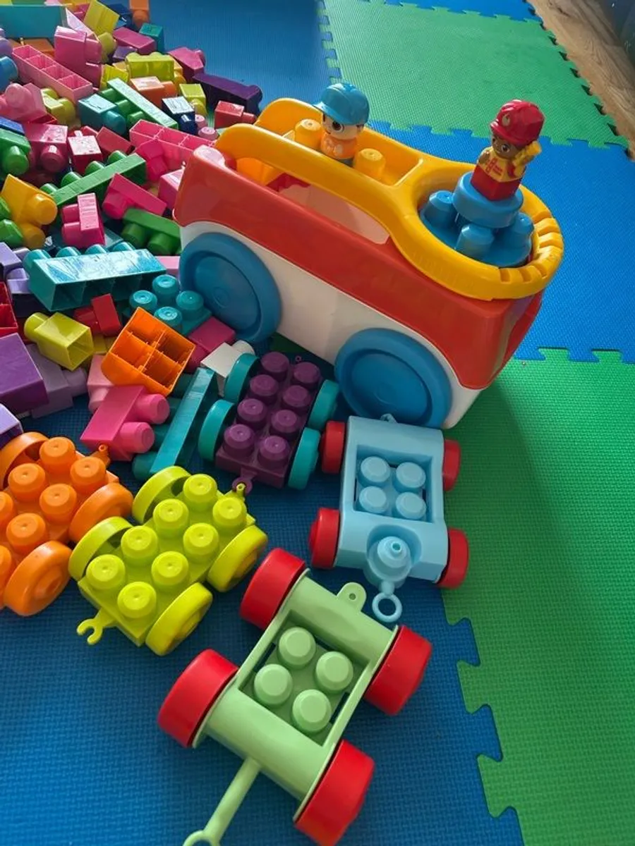 Mega blocks ,Over 460 pieces +truck - Image 2