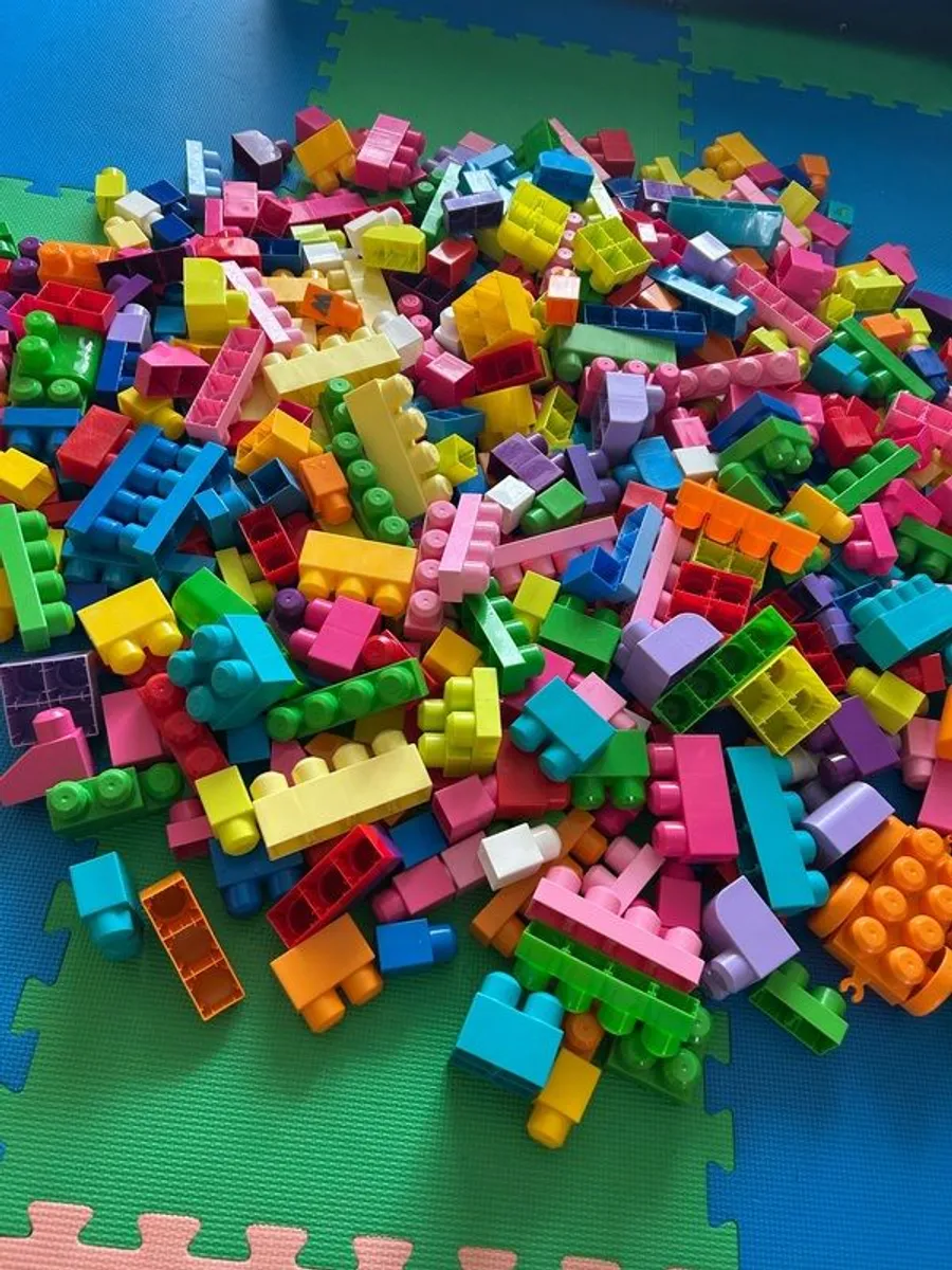 Mega blocks ,Over 460 pieces +truck - Image 3