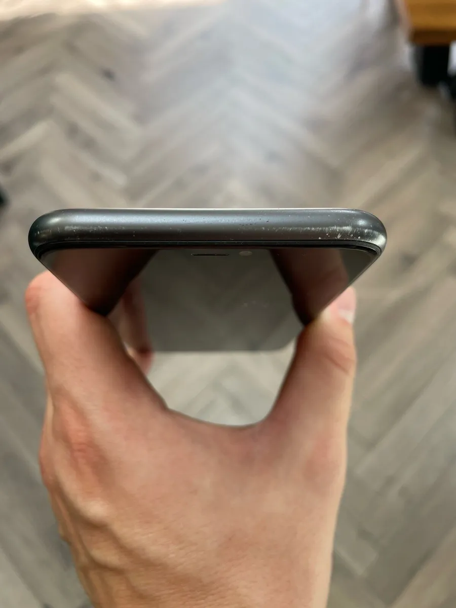 iPhone 11 - Image 4