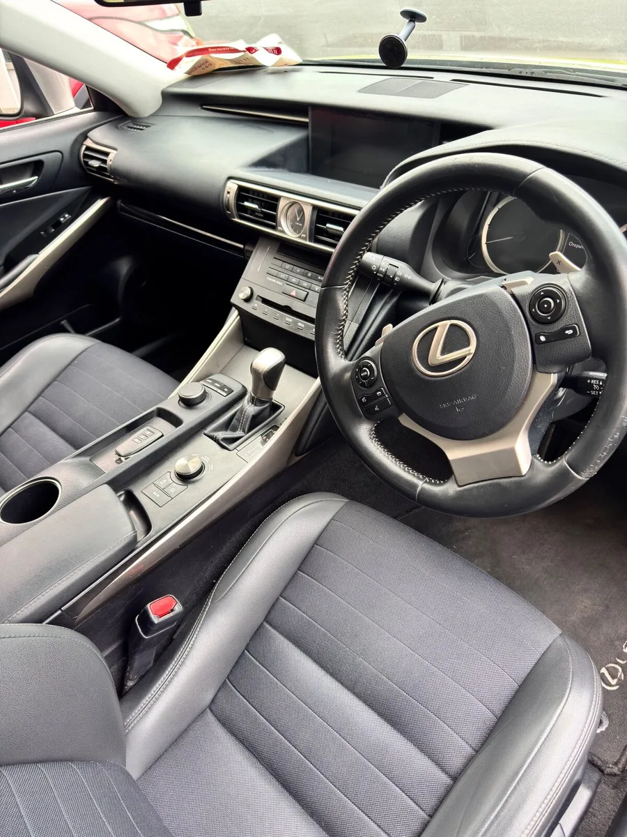Lexus IS 2015 - Image 4