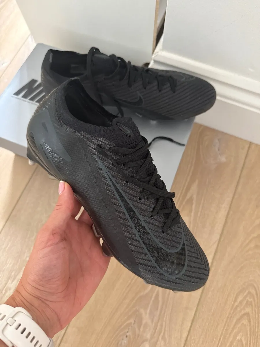 Football boots - Image 1
