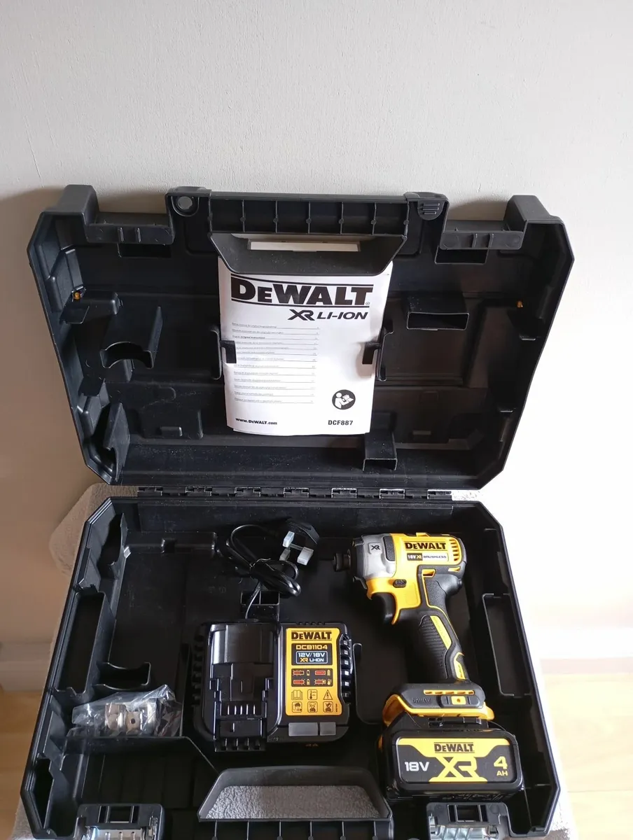 DeWalt dcf887 Impact Driver - Image 1