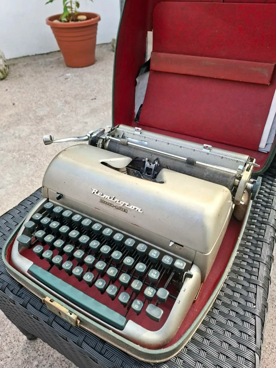 Very nice old Vintage 1950's Remington Typewriter - Image 1