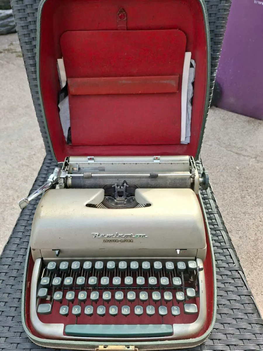Very nice old Vintage 1950's Remington Typewriter - Image 2