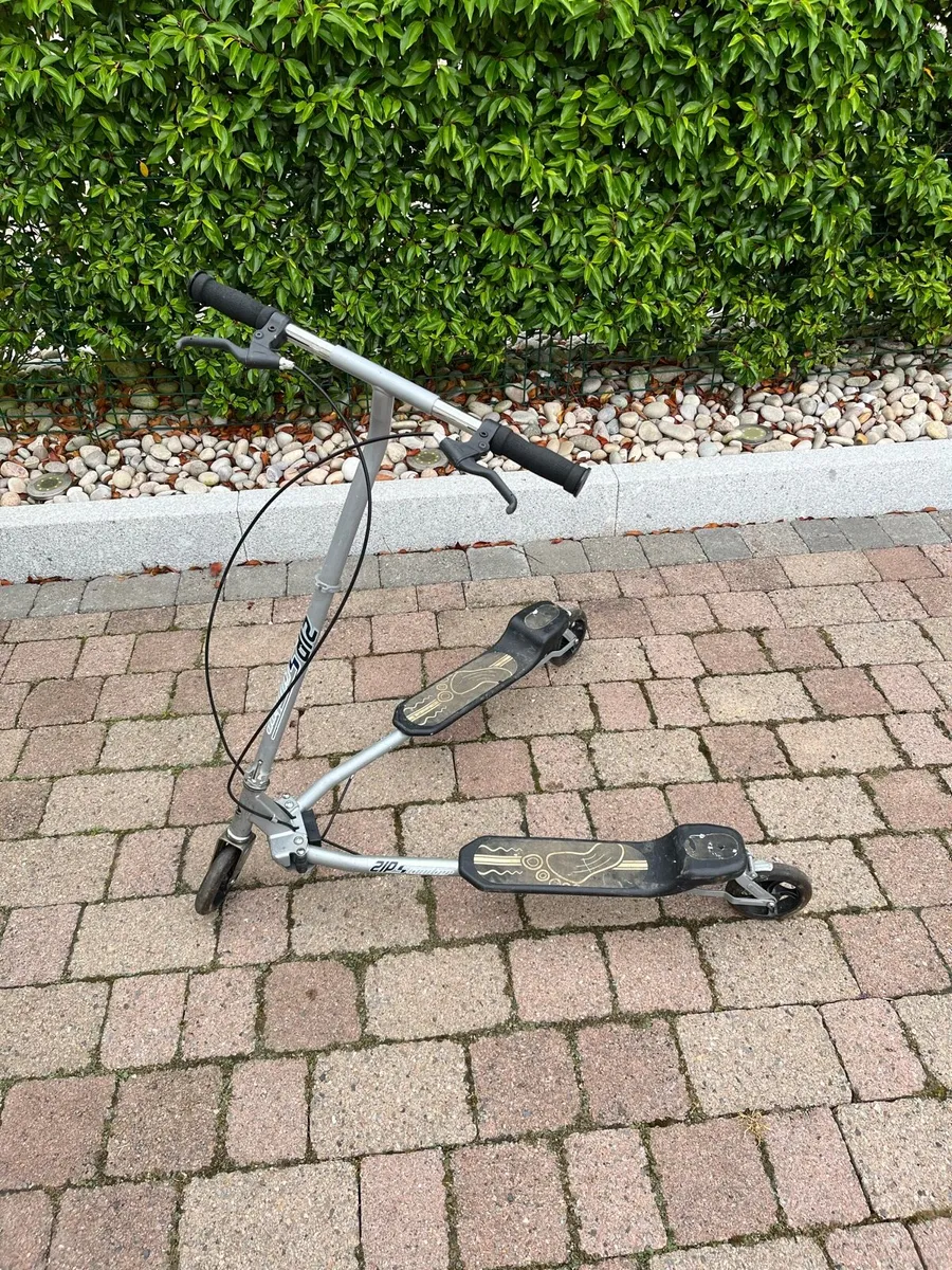 Large Zip Scooter Flicker - Image 1